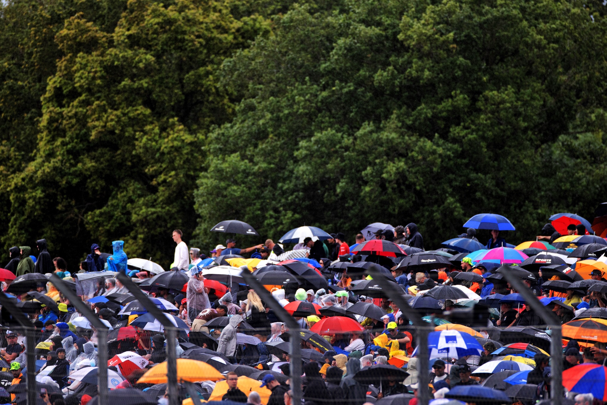 Suasana sirkuit - penggemar saat hujan. Kejuaraan Dunia Formula 1, Rd 11, Grand Prix Inggris, Silverstone, Inggris,